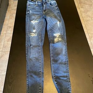 never worn american eagle meduim wash ripped jeans. size 0